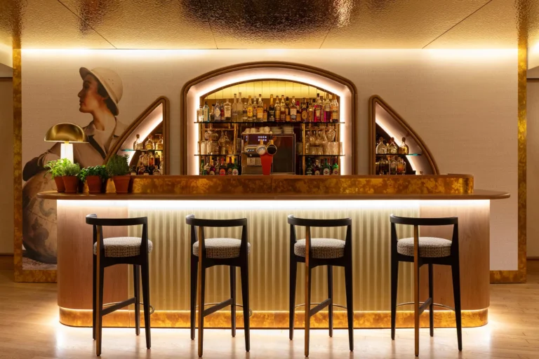 Photographie du bar d’hôtel en vue frontale de nuit, Grand Hôtel Beauvau MGallery Marseille Vieux-Port, par Armando Garcia