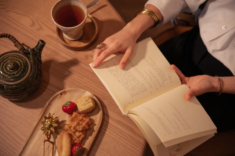 Photographie de moment tea time, viennoiseries et lecture dans une ambiance intimiste, Grand Hôtel Beauvau MGallery Marseille Vieux-Port, par Armando Garcia