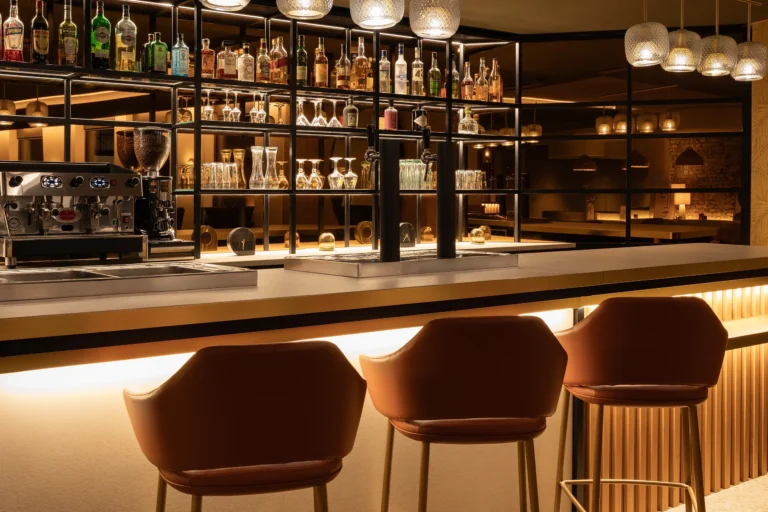 Photographie d’architecture d’un bar d’hôtel de nuit avec éclairage chaleureux et design contemporain, Mercure Luxembourg Off Kirchberg, par Armando Garcia