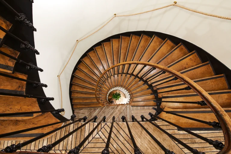 Photographie d’escalier en colimaçon vue zénitale, composition graphique en architecture intérieure, Mercure Grand Hôtel Metz Centre Cathédrale, par Armando Garcia