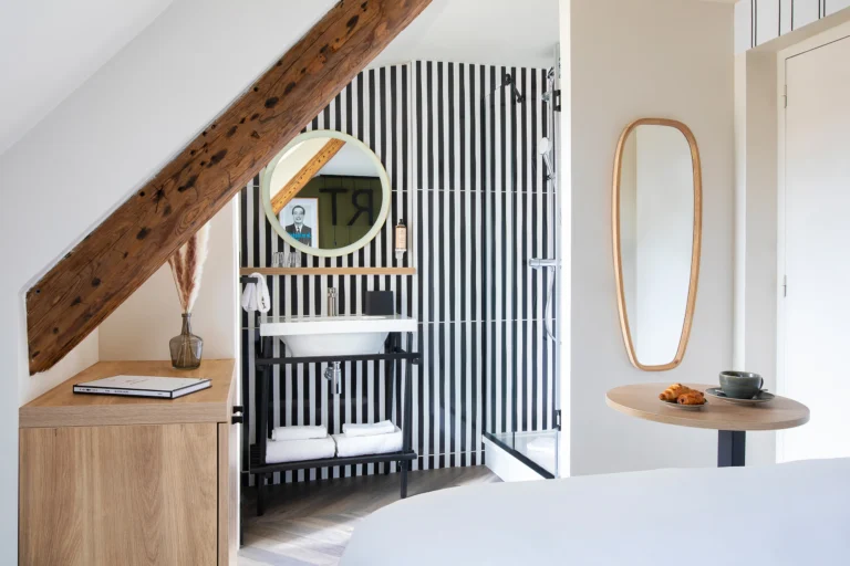 Photographie d’architecture d’une chambre d’hôtel avec petit déjeuner et salle de bain ouverte, Mercure Grand Hôtel Metz Centre Cathédrale, par Armando Garcia