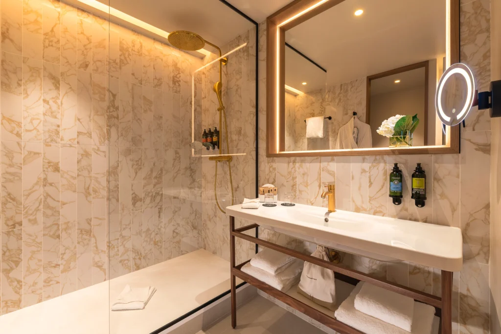 photographie architecture interieure hotel luxe salle de bain douche marbre mgallery armando garcia