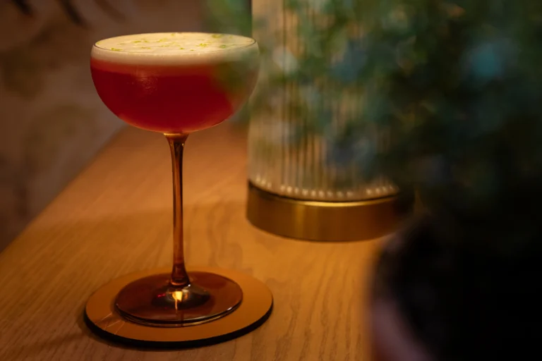 Photographie de cocktail en gros plan dans un verre à pied, ambiance bar nocturne, Grand Hôtel Beauvau MGallery Marseille, par Armando Garcia