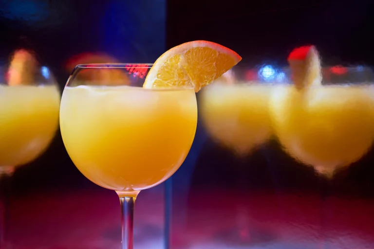Photographie de cocktail aux agrumes dans un verre à pied, ambiance bar nocturne, restaurant Buenas Paris, par Armando Garcia