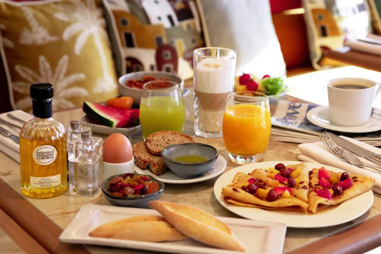 Photographie de petit-déjeuner en salle, mise en scène hôtelière haut de gamme, Grand Hôtel Beauvau MGallery Marseille Vieux-Port, par Armando Garcia