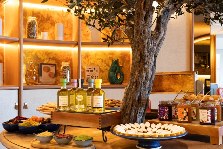 Photographie de buffet petit-déjeuner mettant en valeur des produits locaux haut de gamme, Grand Hôtel Beauvau MGallery Marseille Vieux-Port, par Armando Garcia