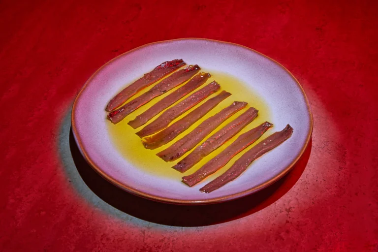 Photographie culinaire d’anchois espagnols premium à l’huile présentés en assiette, restaurant Buenas Paris, par Armando Garcia