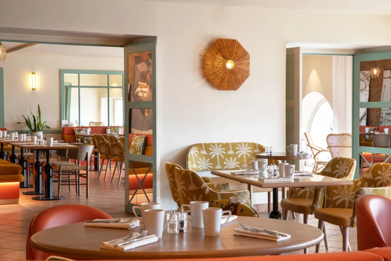 Salle de restaurant lumineuse avec mobilier design et composition ouverte, photographie d’architecture intérieure – Grand Hôtel Beauvau MGallery Marseille
