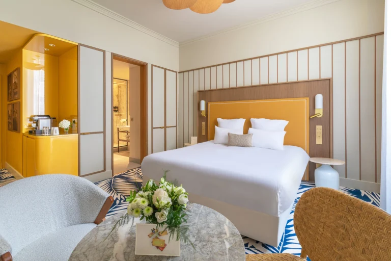 Chambre d’hôtel avec ouverture sur salle de bain et mobilier intégré, photographie d’architecture intérieure – Grand Hôtel Beauvau MGallery Marseille