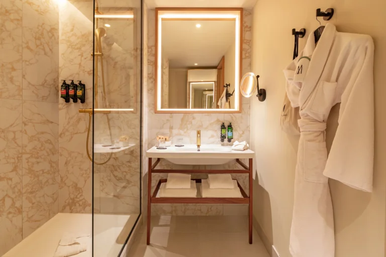 Salle de bain en marbre avec douche à l’italienne, photographie d’architecture intérieure – Grand Hôtel Beauvau MGallery Marseille