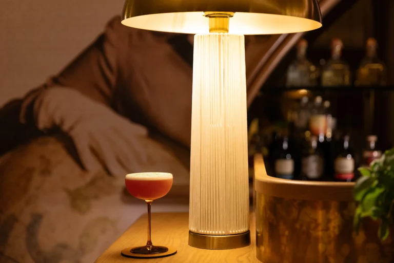 Cocktail en ambiance lounge avec éclairage tamisé, photographie d’atmosphère hôtelière – Grand Hôtel Beauvau MGallery Marseille