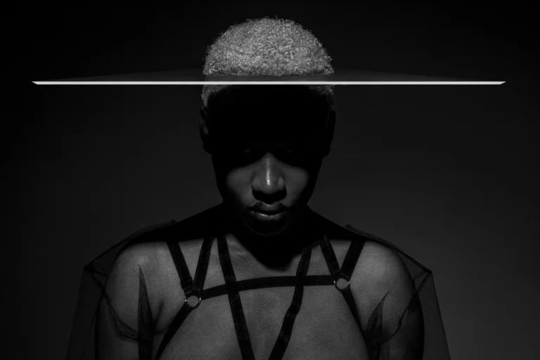 Portrait éditorial en studio d’une femme avec chapeau linéaire, ambiance sombre inspirée d’un univers occulte, série Ceremony créée par Armando Garcia