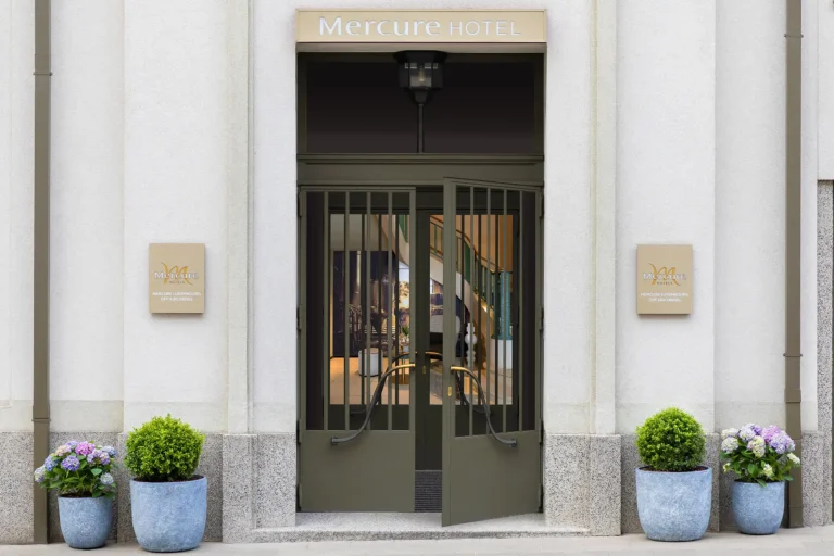 photographie architecture exterieure entree face hotel luxembourg mercure armando garcia