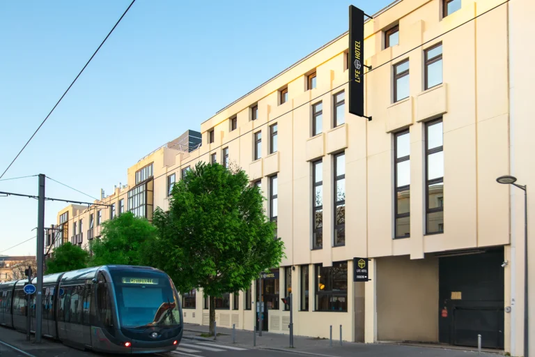 photographie architecture exterieure facade life hotel bordeaux gare tramway arbres enseigne batiment armando garcia