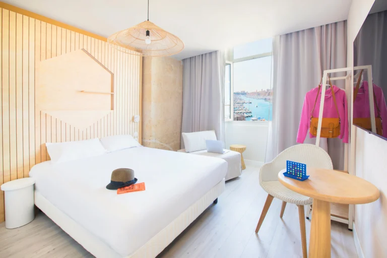 photographie architecture exterieure life hotel chambre famille lit double fauteuil convertible vue vieux port armando garcia