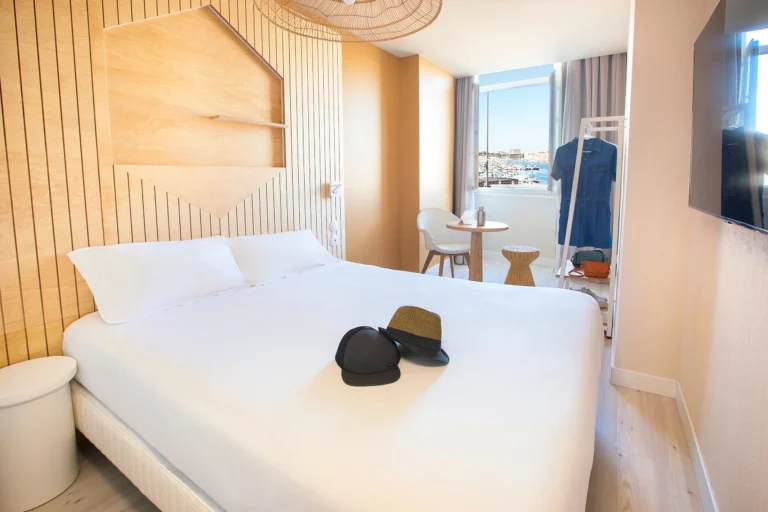 photographie architecture exterieure life hotel chambre standard lit double espace salon vue vieux port armando garcia
