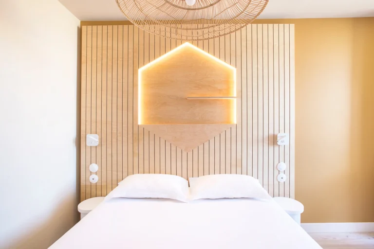 photographie architecture exterieure life hotel tete de lit alveole bois chambre standard double vue vieux port armando garcia