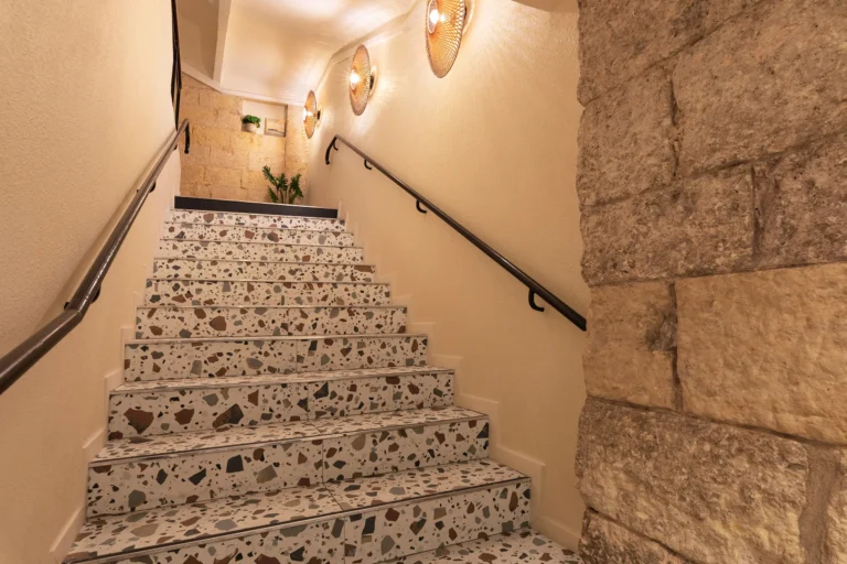 photographie architecture exterieure life hotel vieux port escalier entree rue pierre de taille terrazzo armando garcia