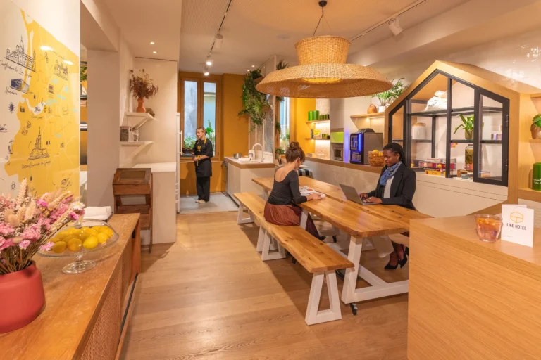 photographie architecture exterieure life hotel vieux port espace cuisine reception coworking lecture pause cafe lifestyle armando garcia