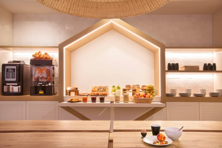 photographie architecture exterieure life hotel vieux port espace petit dejeuner matin croissants viennoiseries cafe jus de fruits armando garcia
