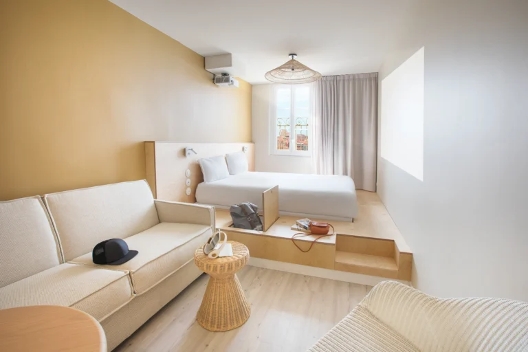 photographie architecture exterieure life hotel vieux port grande chambre etage eleve vue vieux port panorama suite connectee videoprojecteur films lit estrade salon armando garcia