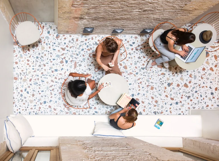 photographie architecture exterieure life hotel vieux port patio couvert soleil verriere jeux de cartes scoppa amis louge chill lifestyle armando garcia