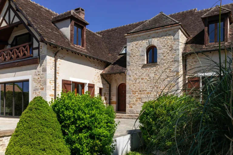 photographie architecture exterieure maison luxe fontainebleau facade ensoleillee pierre de taille buissons armando garcia
