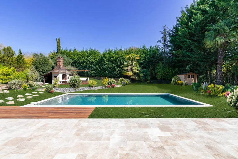 photographie architecture exterieure maison luxe fontainebleau jardin piscine pelouse cuisine ete pergola cabanon teck palmiers pierre de taille armando garcia