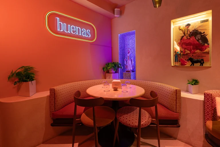 photographie architecture interieur commerce bar restaurant buenas paris neon banquette vierge espagne armando garcia