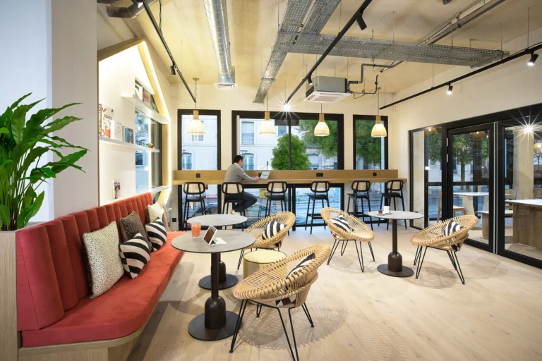 photographie architecture interieure life hotel bordeaux gare espace lounge banquette rouge plan large open space baies vitrees snack coworking lecture pause cafe armando garcia