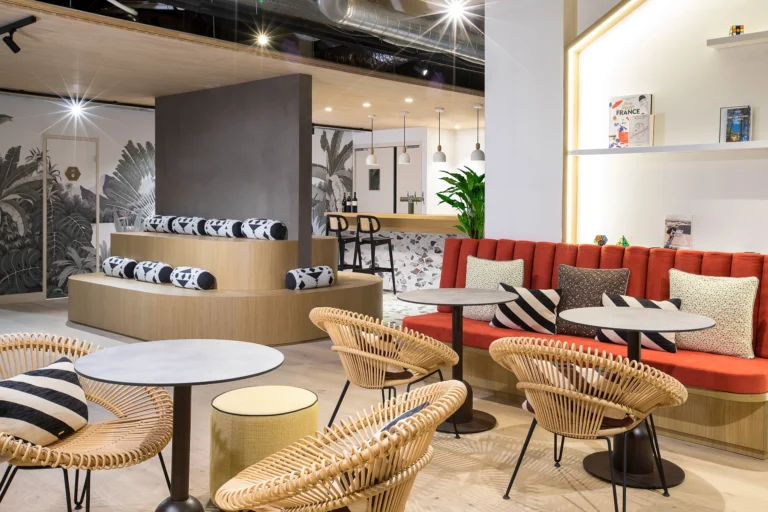 photographie architecture interieure life hotel bordeaux gare espace lounge banquette rouge plan large open space general bar reception coworking lecture pause cafe armando garcia