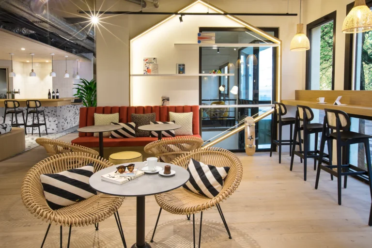 photographie architecture interieure life hotel bordeaux gare espace lounge open space baies vitrees snack coworking lecture pause cafe armando garcia