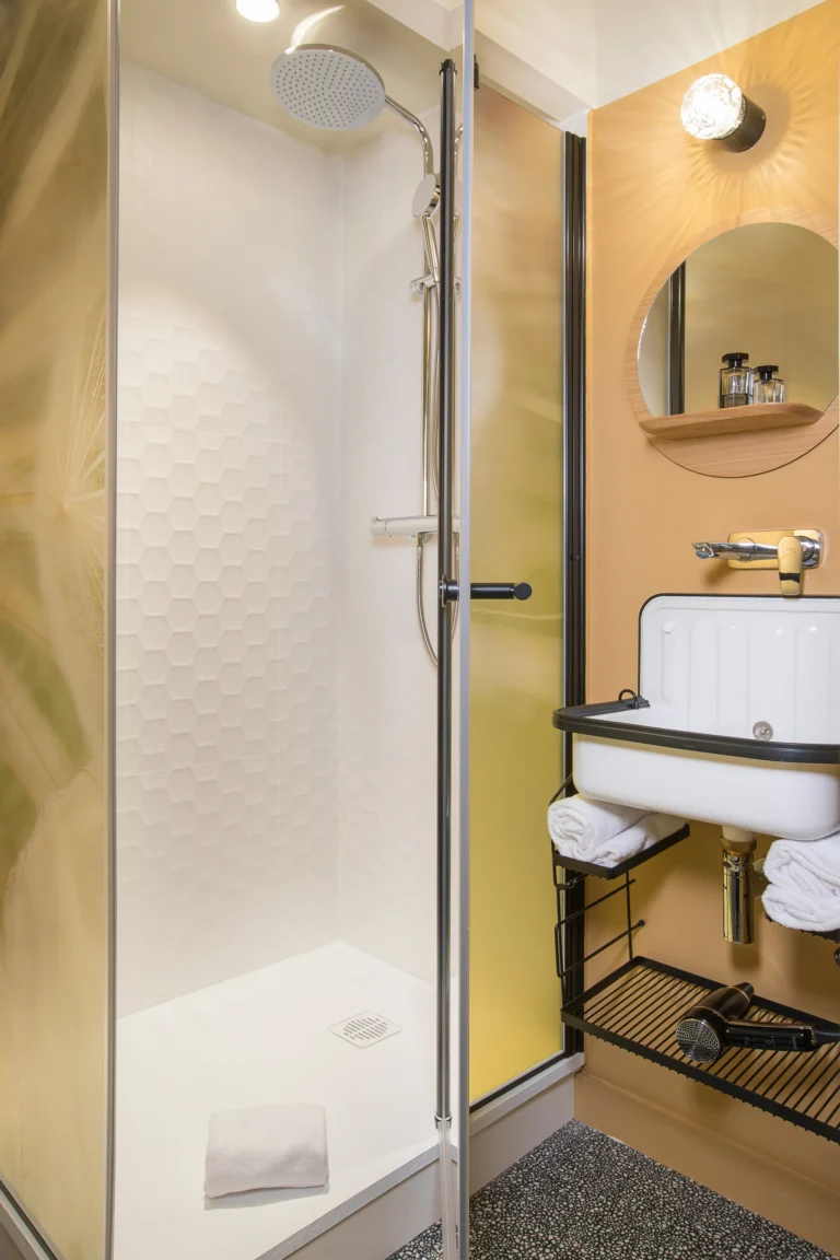 photographie architecture interieure life hotel bordeaux gare salle de bain ouverte douche chambre standard armando garcia