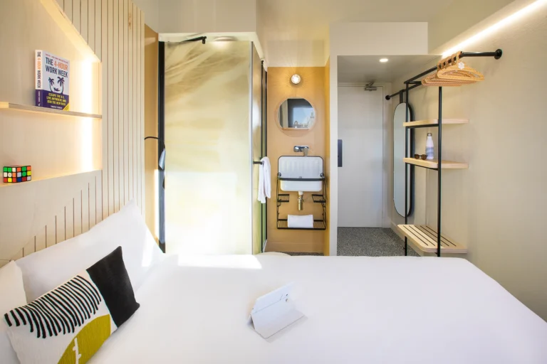 photographie architecture interieure life hotel bordeaux gare tete de lit alveole bois chambre standard double salle de bain ouverte armando garcia