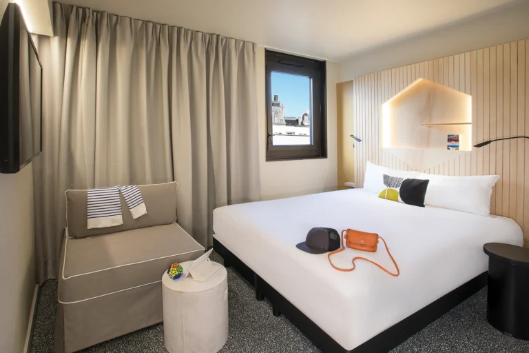 photographie architecture interieure life hotel bordeaux gare tete de lit alveole bois chambre standard double vue toits patrimoine armando garcia