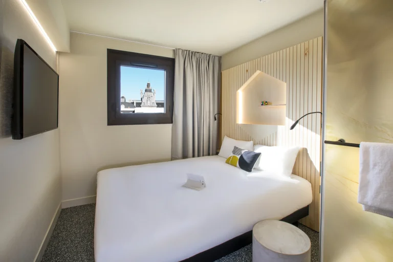 photographie architecture interieure life hotel bordeaux gare tete de lit alveole bois chambre standard lit double salle de bain ouverte vue toits batiments patrimoine armando garcia