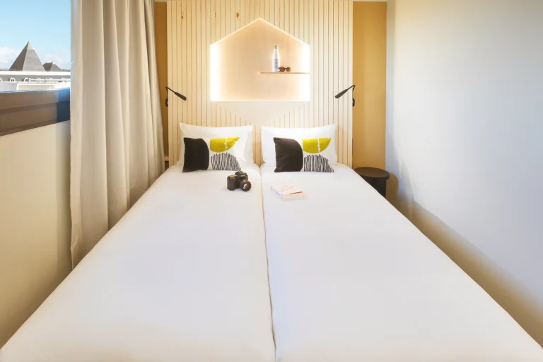 photographie architecture interieure life hotel bordeaux gare tete de lit alveole bois chambre standard twin vue pyramides armando garcia