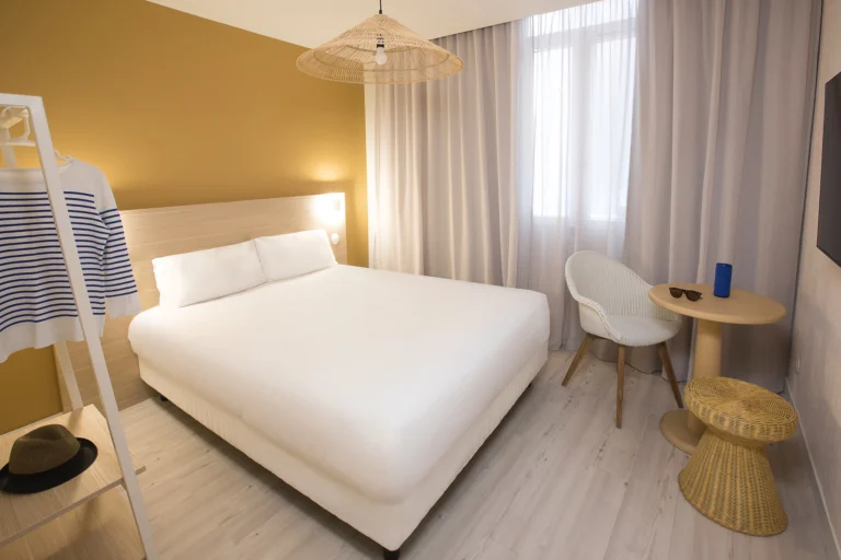 photographie architecture interieure life hotel chambre standard cour lit double armando garcia