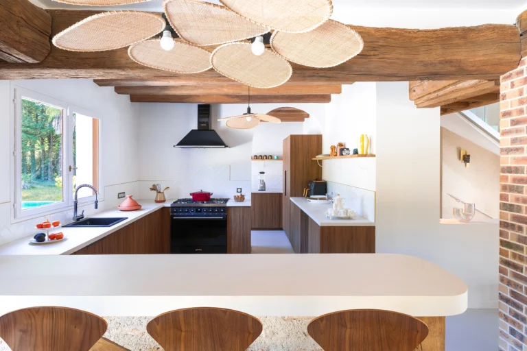 photographie architecture interieure maison luxe fontainebleau cuisine ouverte bar ilot central arriere lumineuse charpente apparente armando garcia