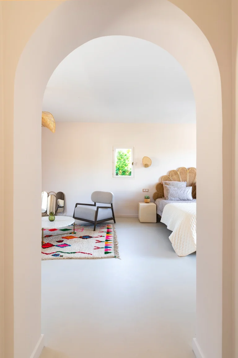 photographie architecture interieure maison luxe fontainebleau entree voute suite parentale salon lit king size lucarne tapis berbere armando garcia