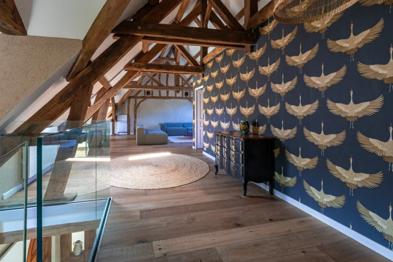photographie architecture interieure maison luxe fontainebleau palier etage ouvert charpente apparente tapisserie oiseaux armando garcia