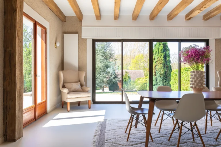 photographie architecture interieure maison luxe fontainebleau salle a manger ouverte sejour baies vitrees nature fleurs charpente apparente armando garcia