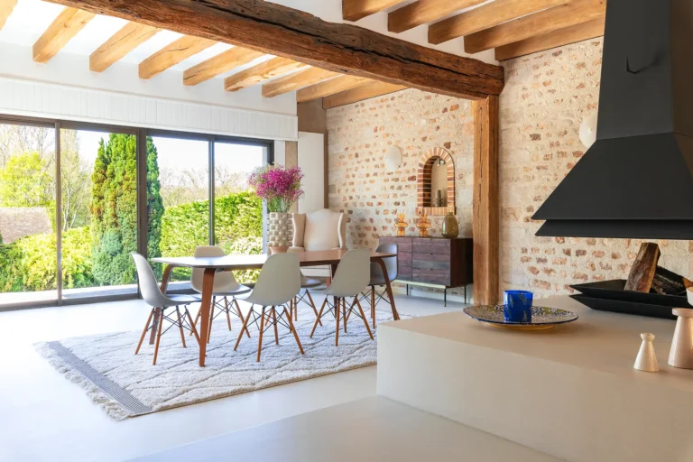 photographie architecture interieure maison luxe fontainebleau salle a manger ouverte sejour cheminee centrale baies vitrees nature charpente apparente armando garcia
