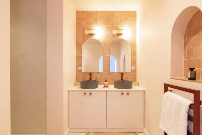 photographie architecture interieure maison luxe fontainebleau salle de bain douche double vasque suite parentale voute zellige armando garcia