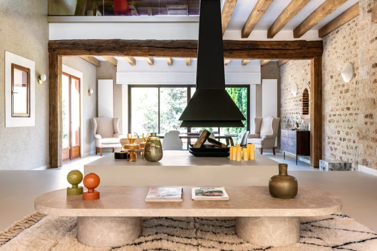 photographie architecture interieure maison luxe fontainebleau salon marocain ouvert sejour cheminee centrale decoration charpente apparente pierre de taille armando garcia