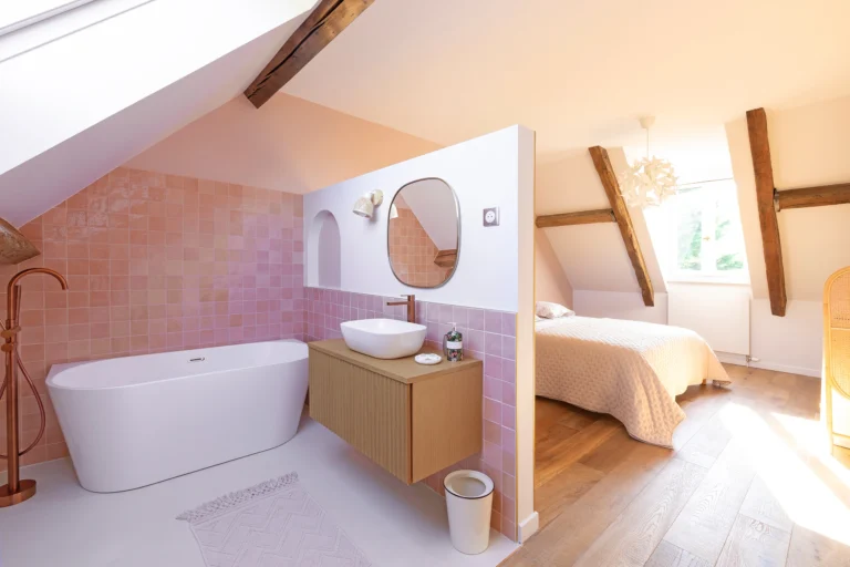 photographie architecture interieure maison luxe fontainebleau suite parentale rose mansardee armando garcia