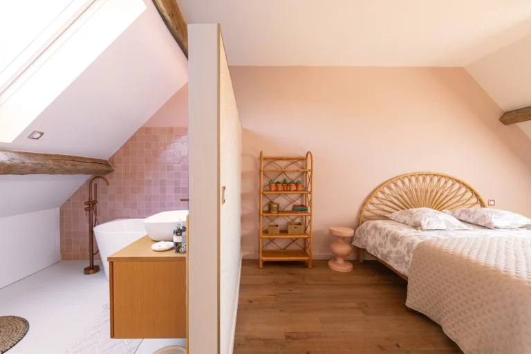 photographie architecture interieure maison luxe fontainebleau suite parentale rose mansardee face armando garcia