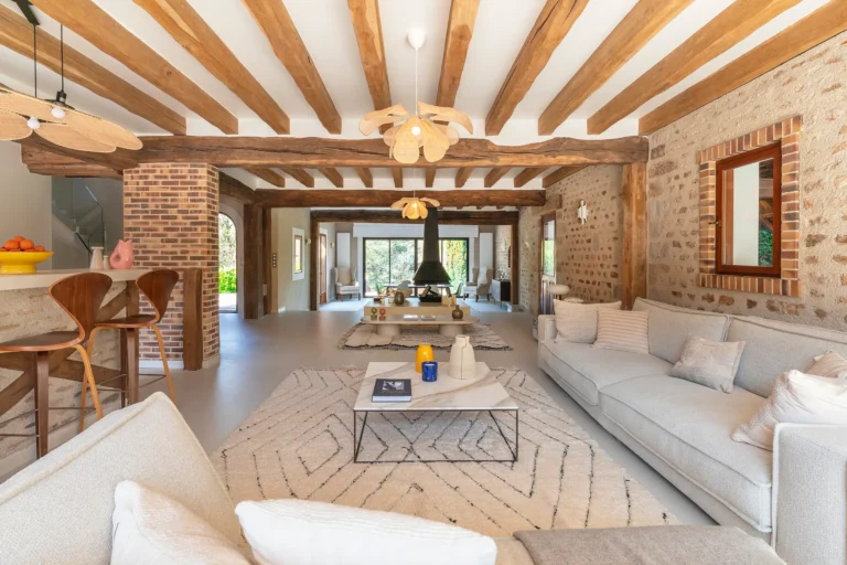 photographie architecture interieure maison luxe fontainebleau triple sejour ouvert salon bar lumineux charpente apparente pierre de taille armando garcia
