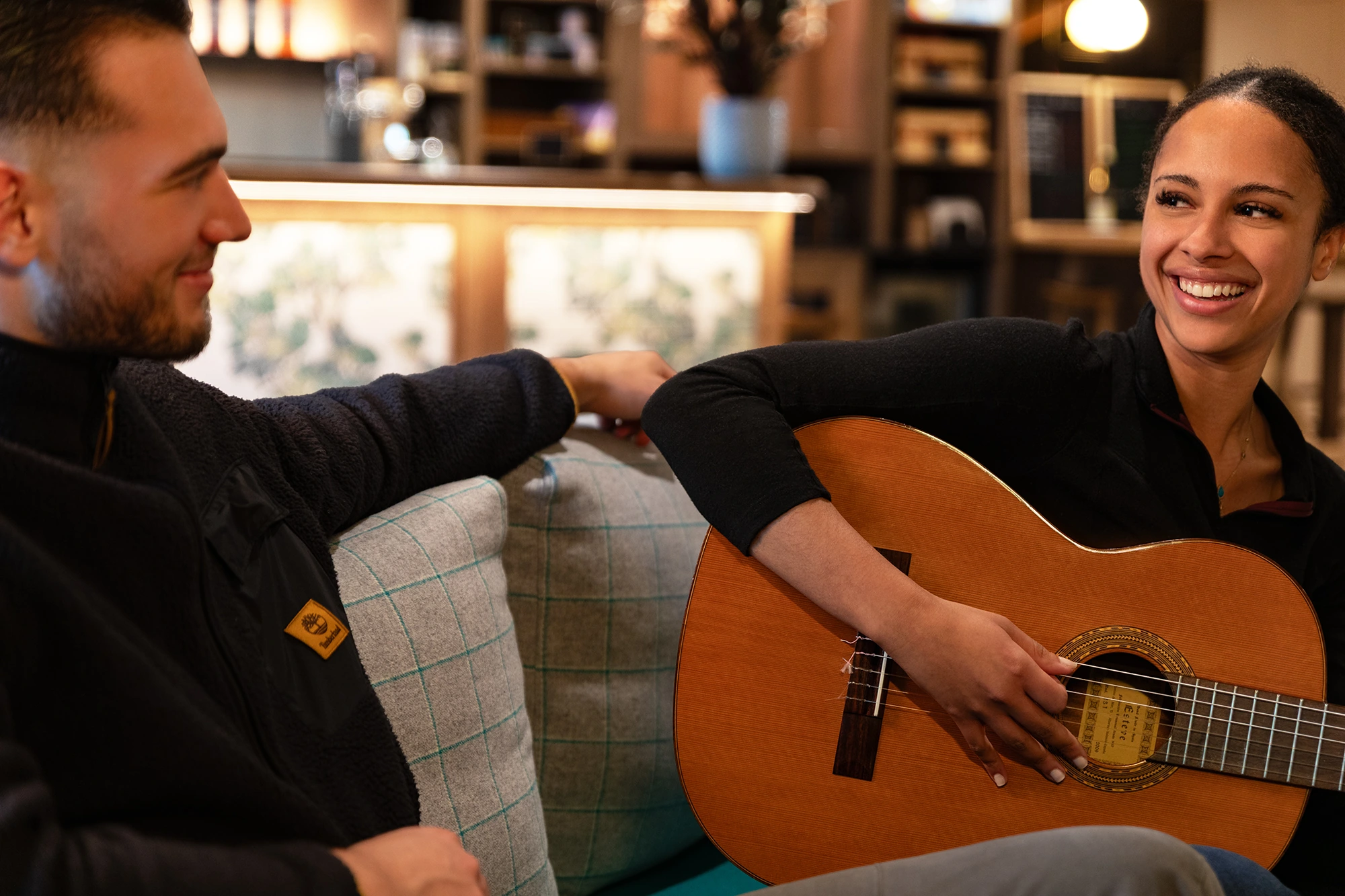 photographie lifestyle guitare duo convivialite hotel chambery refuge urbain kyriad armando garcia